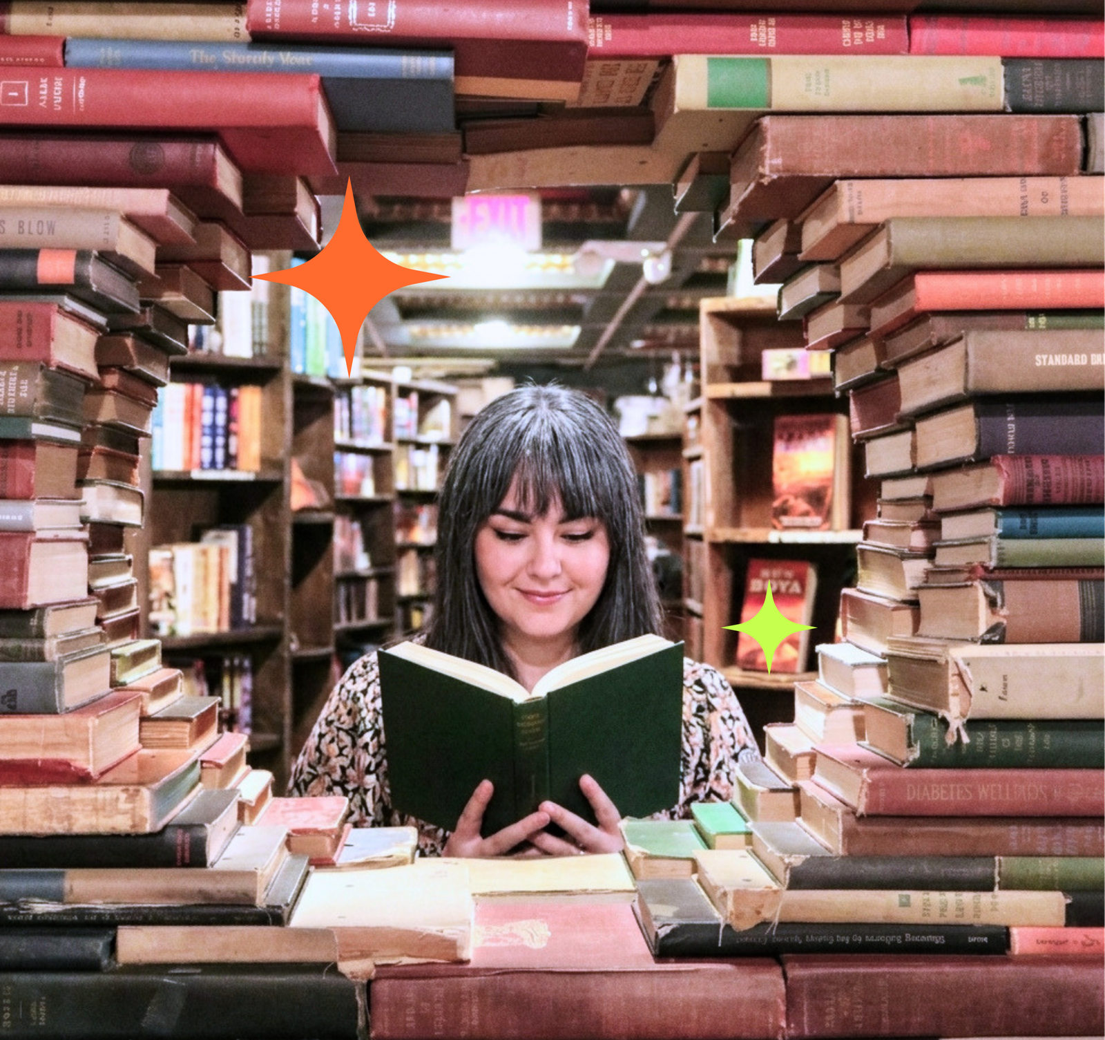 Ana, fundadora de Fantástica Ficción, leyendo entre libros