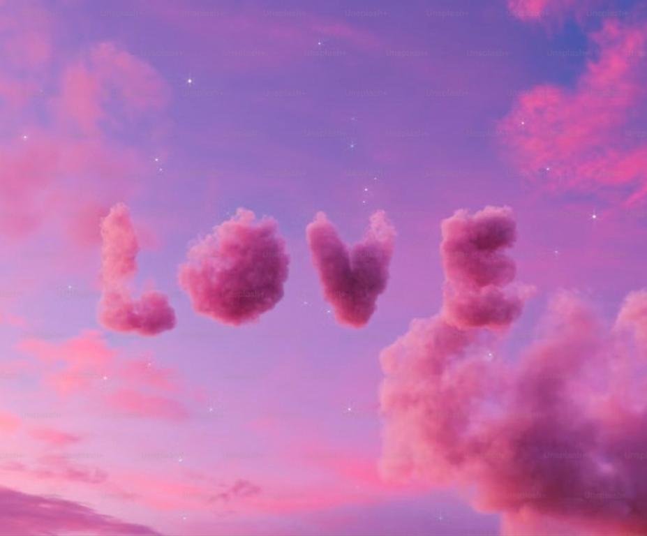 La palabra Love formada por nubes rosas en un cielo violeta